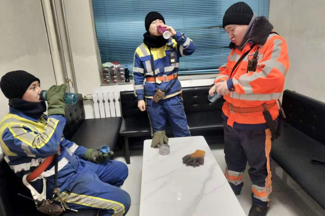 在中国最北火车站，驶出一辆辆装满煤炭的列车