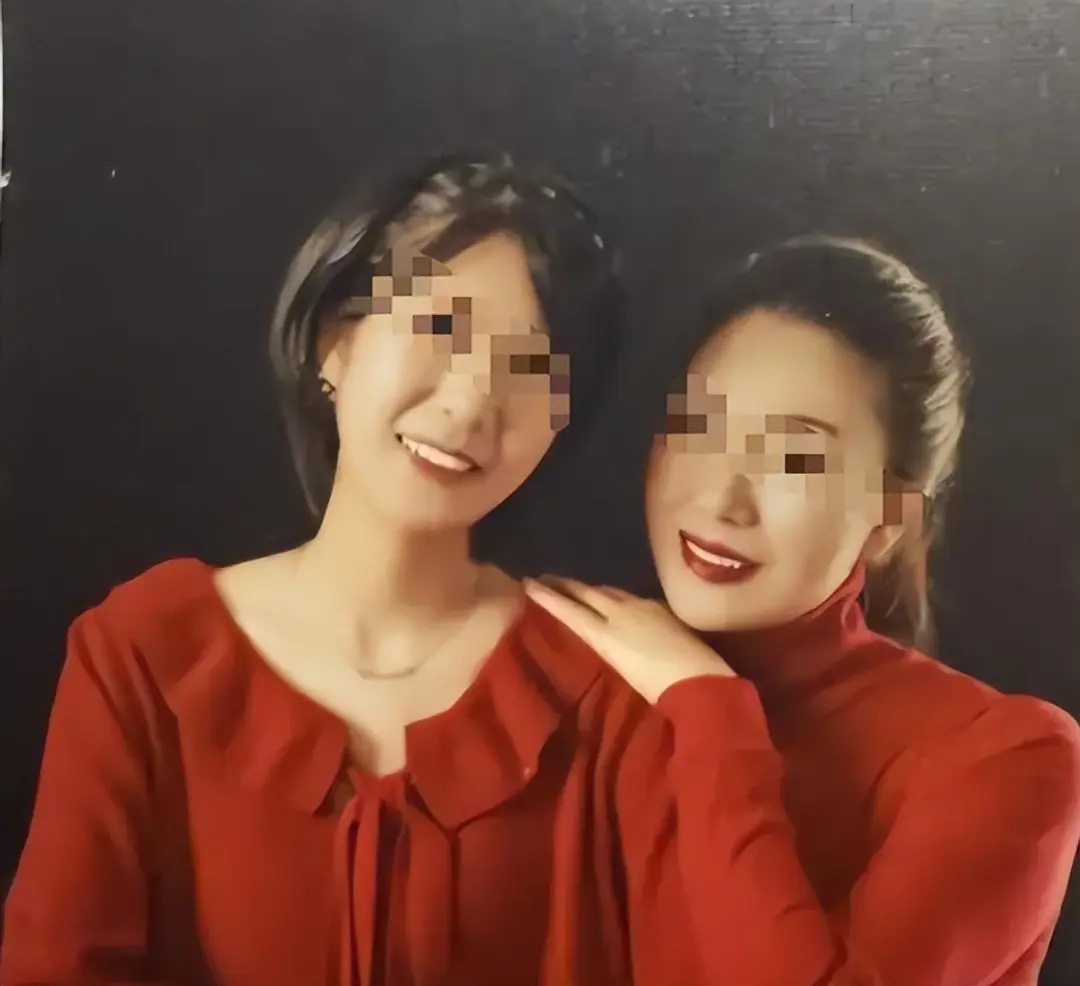 “成都27岁女子家门口被害案”今日开庭，被害人母亲胸口戴白花出庭作证