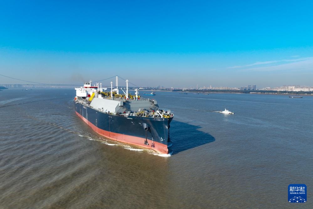 江苏泰州：17.5万立方米LNG运输船出江试航