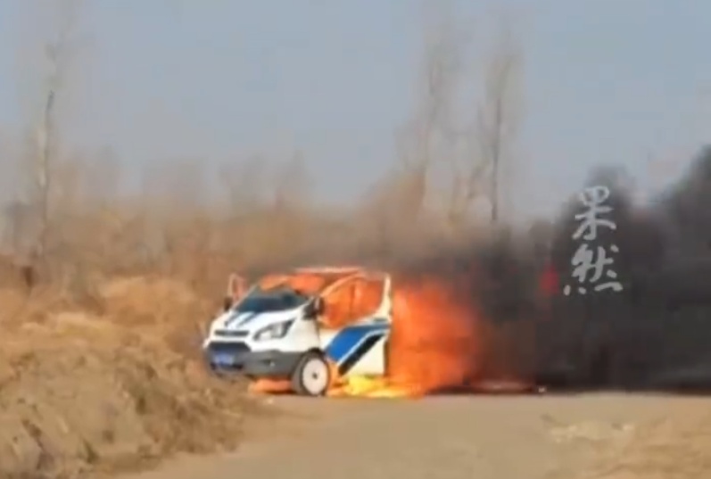男子上坟烧纸引燃爱车，损失近19万！警惕，此前已发生多起