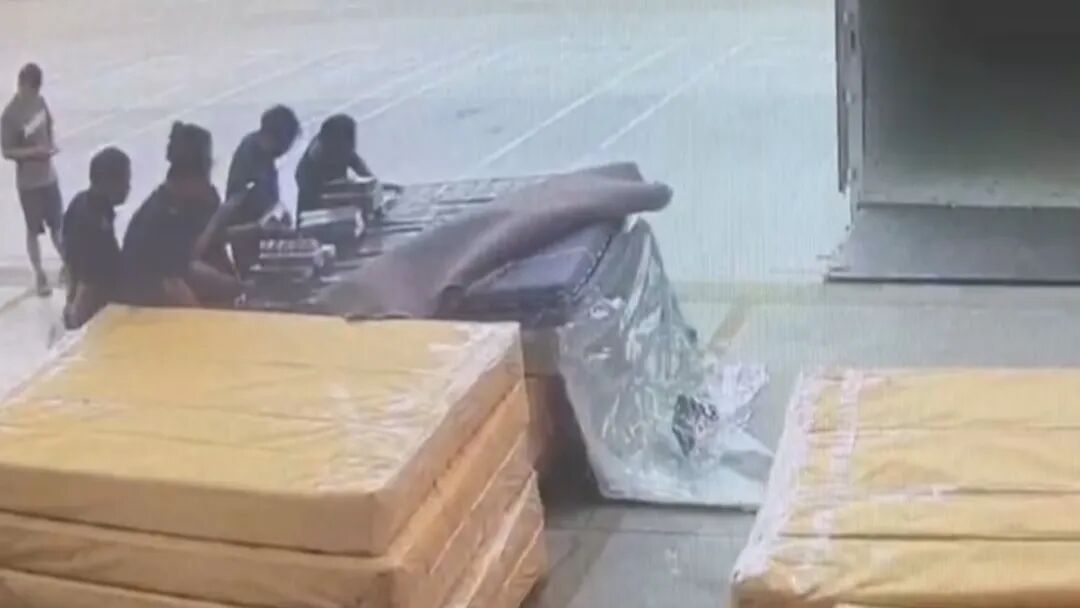 床垫“肚里”有蹊跷？海关揭秘！