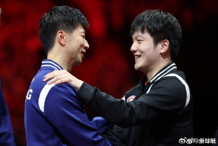 马龙与许昕樊振东拥抱致意