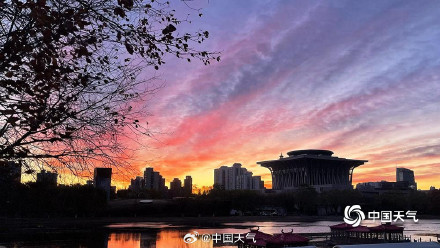 惊艳朝霞上线！北京清晨橘粉霞光治愈上班路