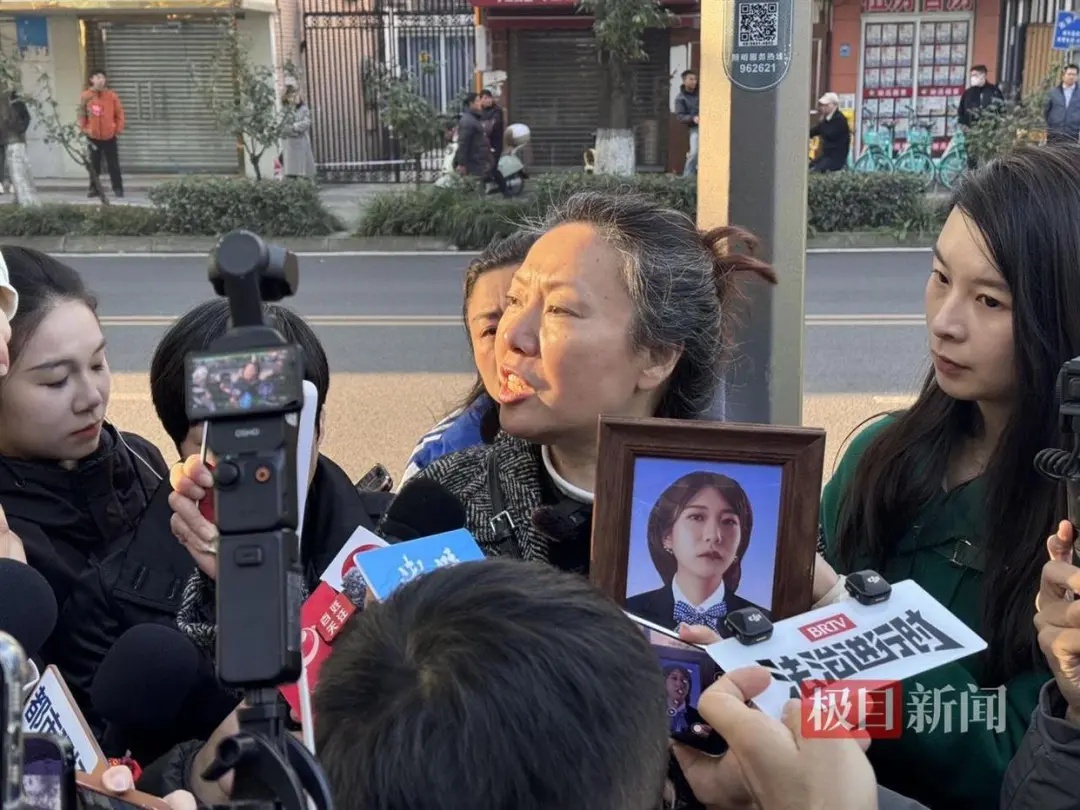 “成都27岁女子家门口被害案”今日开庭，被害人母亲胸口戴白花出庭作证