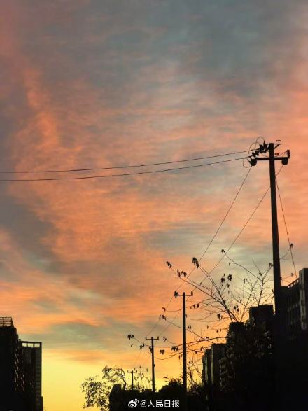 惊艳！北京清晨现橘粉色朝霞