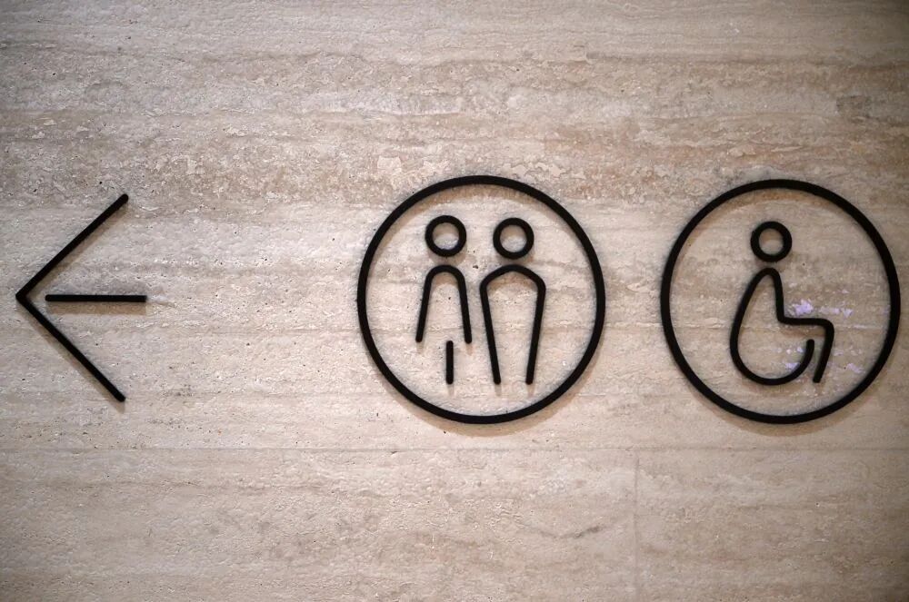 “我只想上个厕所,别考我了行不行!”到底哪边是男,哪边是女? “我只想上个厕所,别考我了行不行!”到底哪边是男,哪边是女?