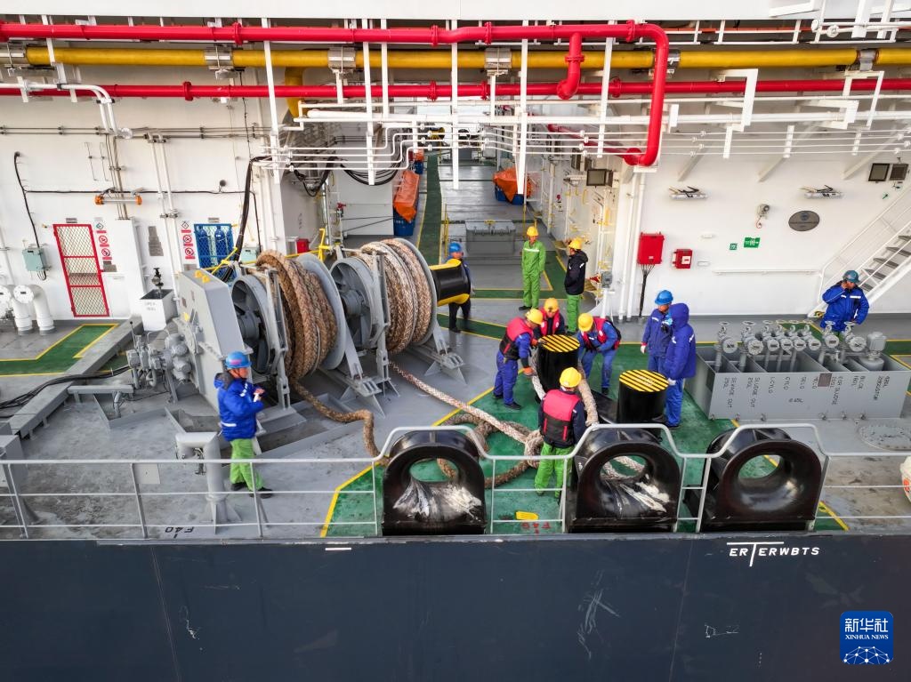 江苏泰州：17.5万立方米LNG运输船出江试航