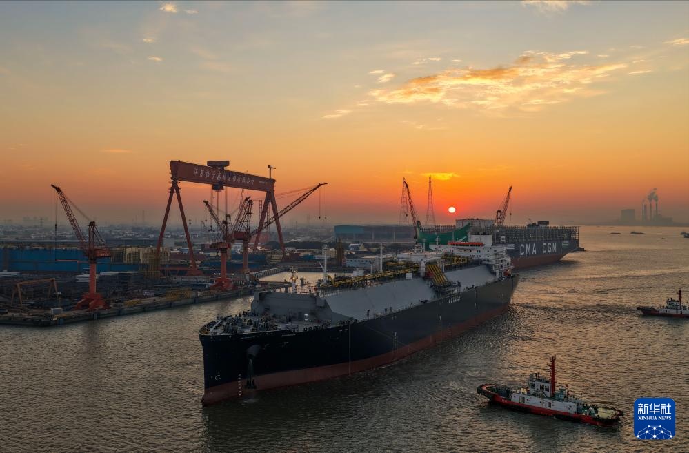 江苏泰州：17.5万立方米LNG运输船出江试航