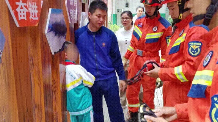 凌晨三点半紧急呼救！现场画面让人哭笑不得……