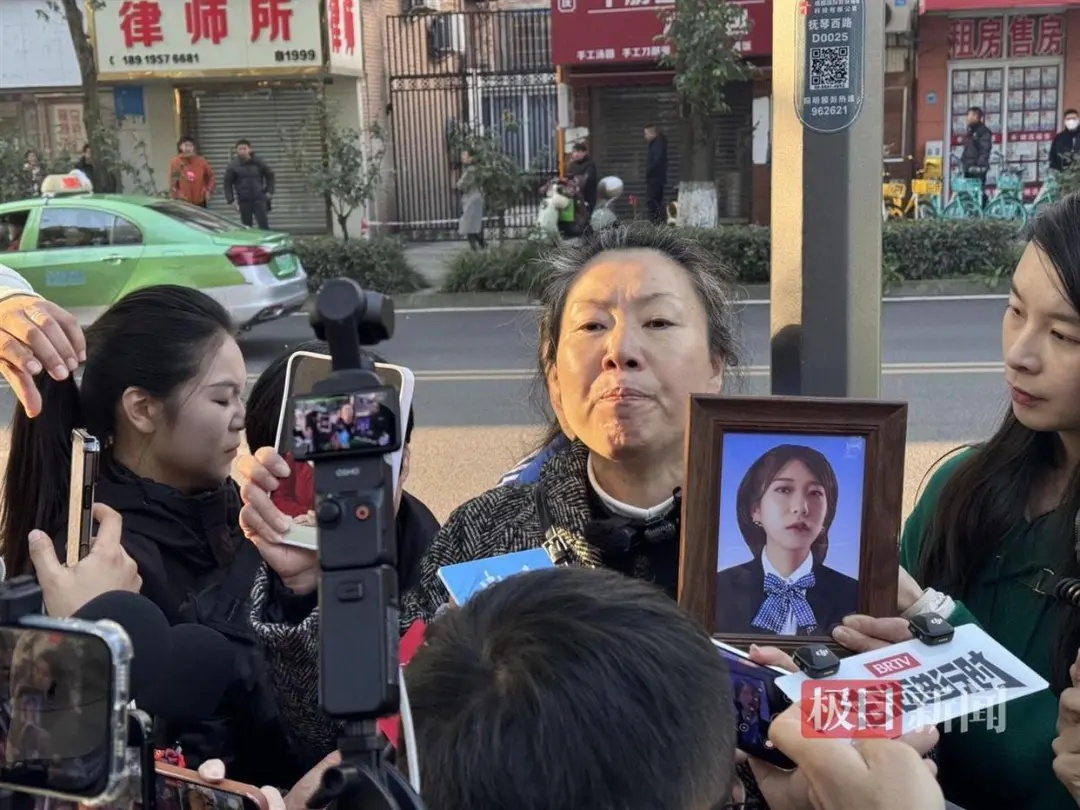 “成都27岁女子家门口被害案”今日开庭，被害人母亲胸口戴白花出庭作证