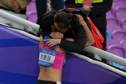 黑马刘景扬夺冠后与妈妈拥抱