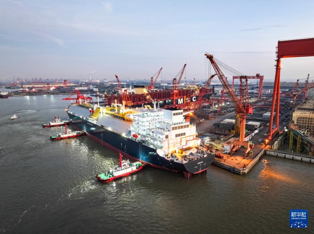 江苏泰州：17.5万立方米LNG运输船出江试航