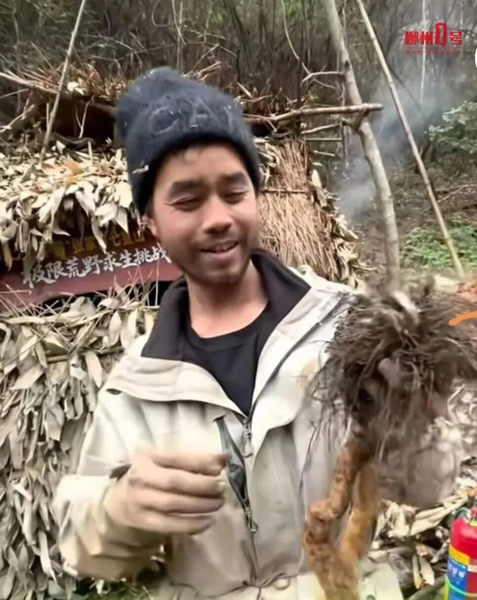 广西仔冲进“荒野求生”决赛，家人带上一车土特产去探望……