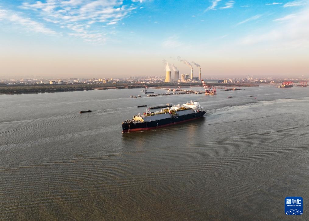 江苏泰州：17.5万立方米LNG运输船出江试航