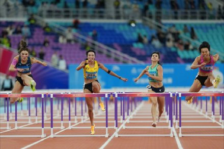 黑马刘景扬夺冠后与妈妈拥抱