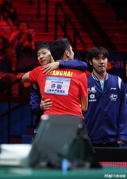 马龙与许昕樊振东拥抱致意