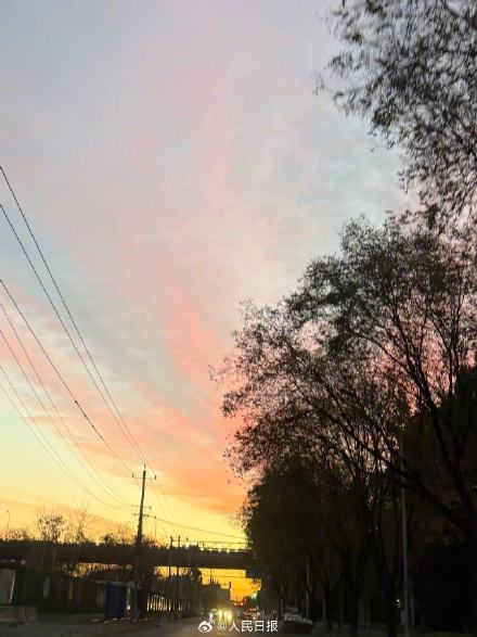 惊艳！北京清晨现橘粉色朝霞