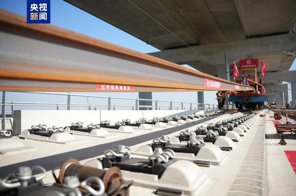巢马城际铁路全线开始铺轨 预计明年下半年具备开通条件 巢马城际铁路全线开始铺轨 预计明年下半年具备开通条件
