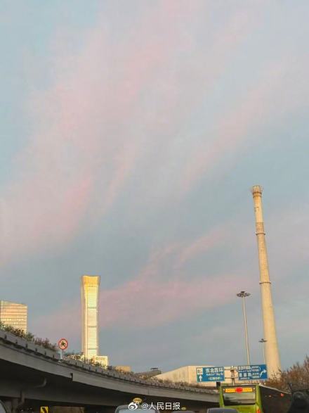 惊艳！北京清晨现橘粉色朝霞
