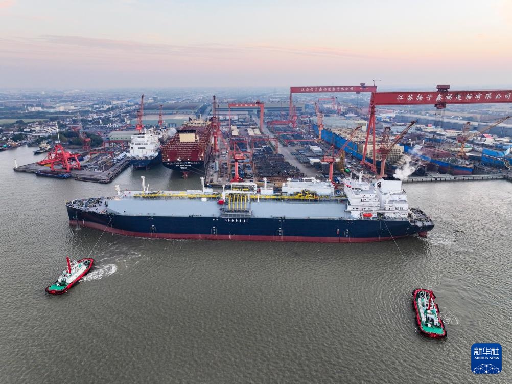 江苏泰州：17.5万立方米LNG运输船出江试航