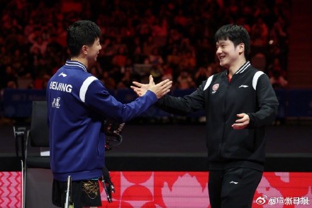 马龙与许昕樊振东拥抱致意