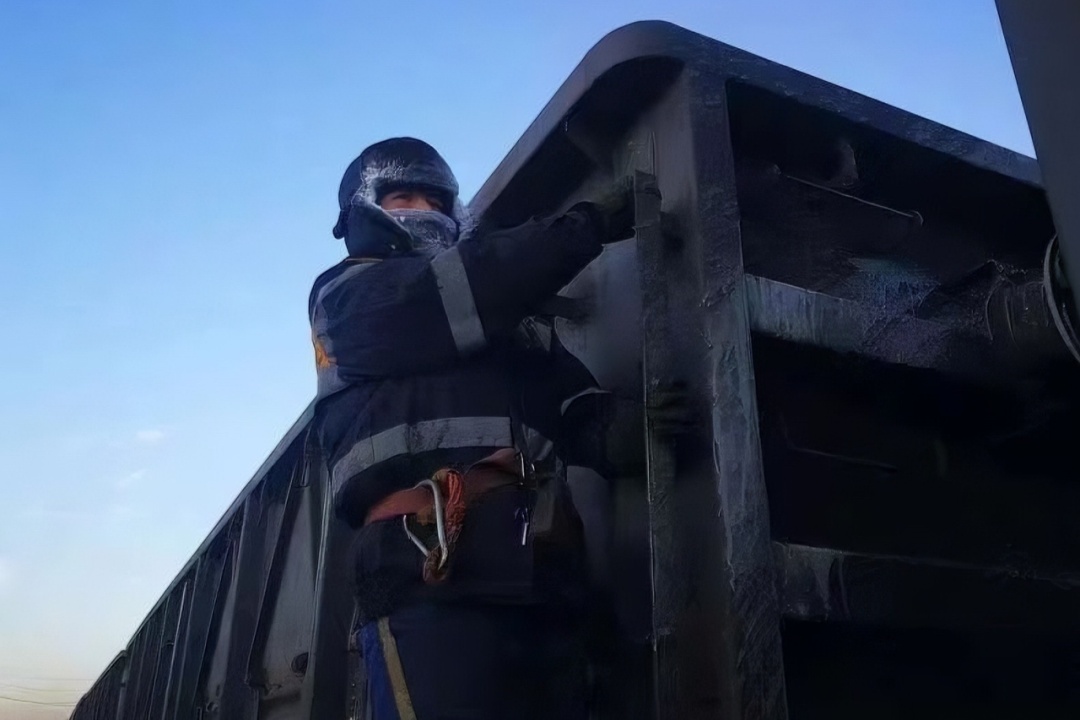 在中国最北火车站，驶出一辆辆装满煤炭的列车