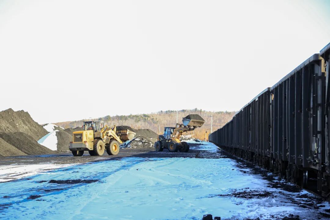 在中国最北火车站，驶出一辆辆装满煤炭的列车