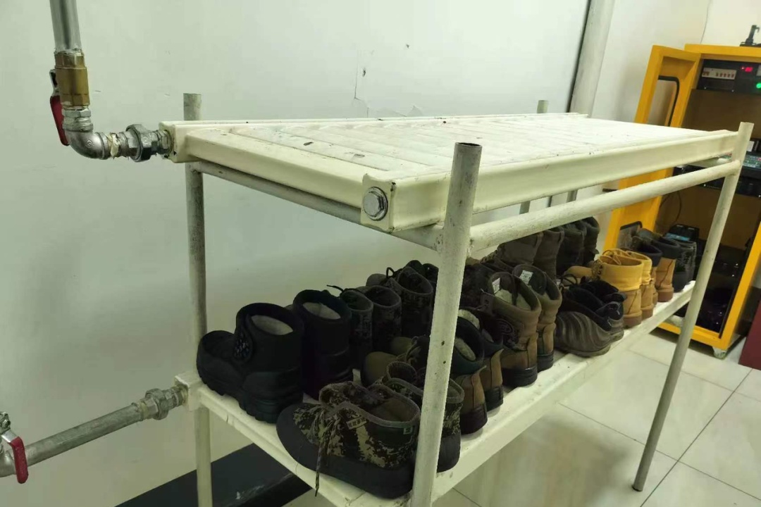 在中国最北火车站，驶出一辆辆装满煤炭的列车