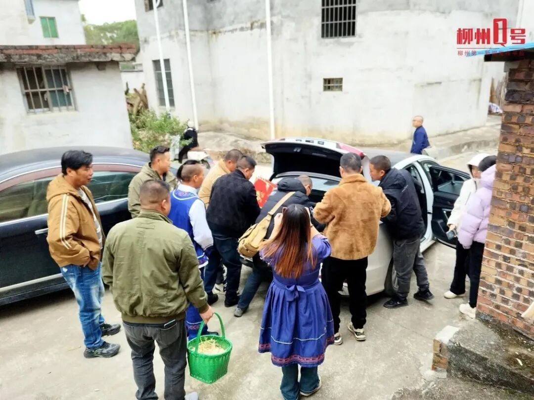 广西仔冲进“荒野求生”决赛，家人带上一车土特产去探望……