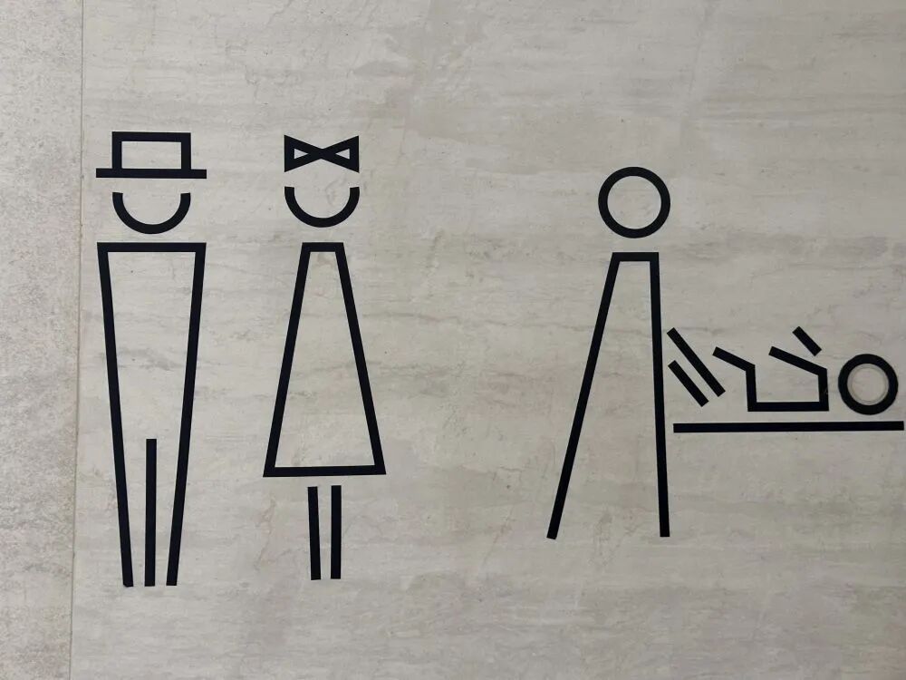 “我只想上个厕所,别考我了行不行!”到底哪边是男,哪边是女? “我只想上个厕所,别考我了行不行!”到底哪边是男,哪边是女?