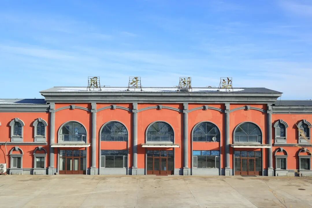 在中国最北火车站，驶出一辆辆装满煤炭的列车