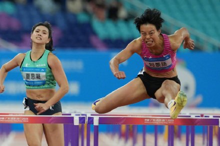 黑马刘景扬夺冠后与妈妈拥抱