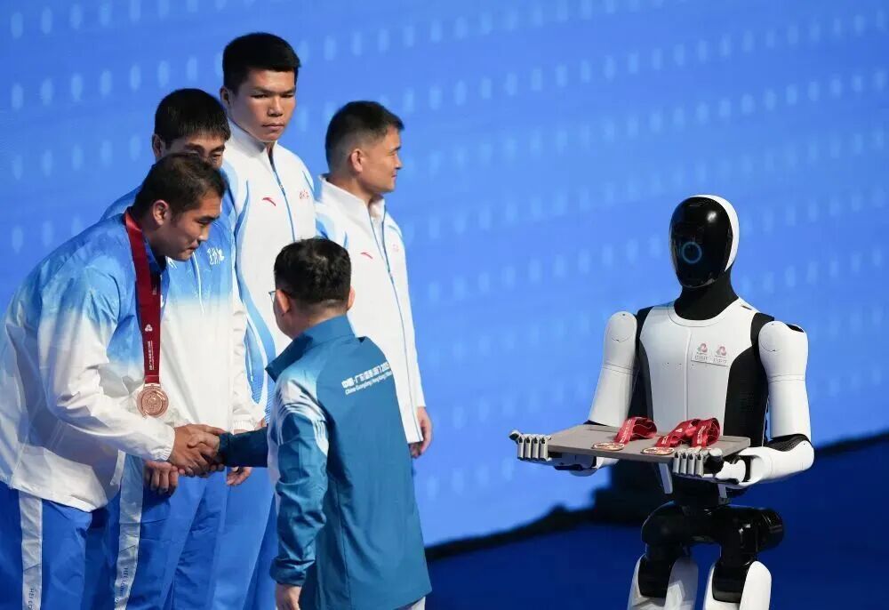 十五运会上这几个“工作人员”一出场,全场沸腾! 十五运会上这几个“工作人员”一出场,全场沸腾!