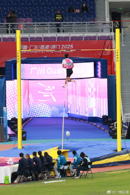 黄博凯撑竿跳摘银 黄博凯撑竿跳摘银