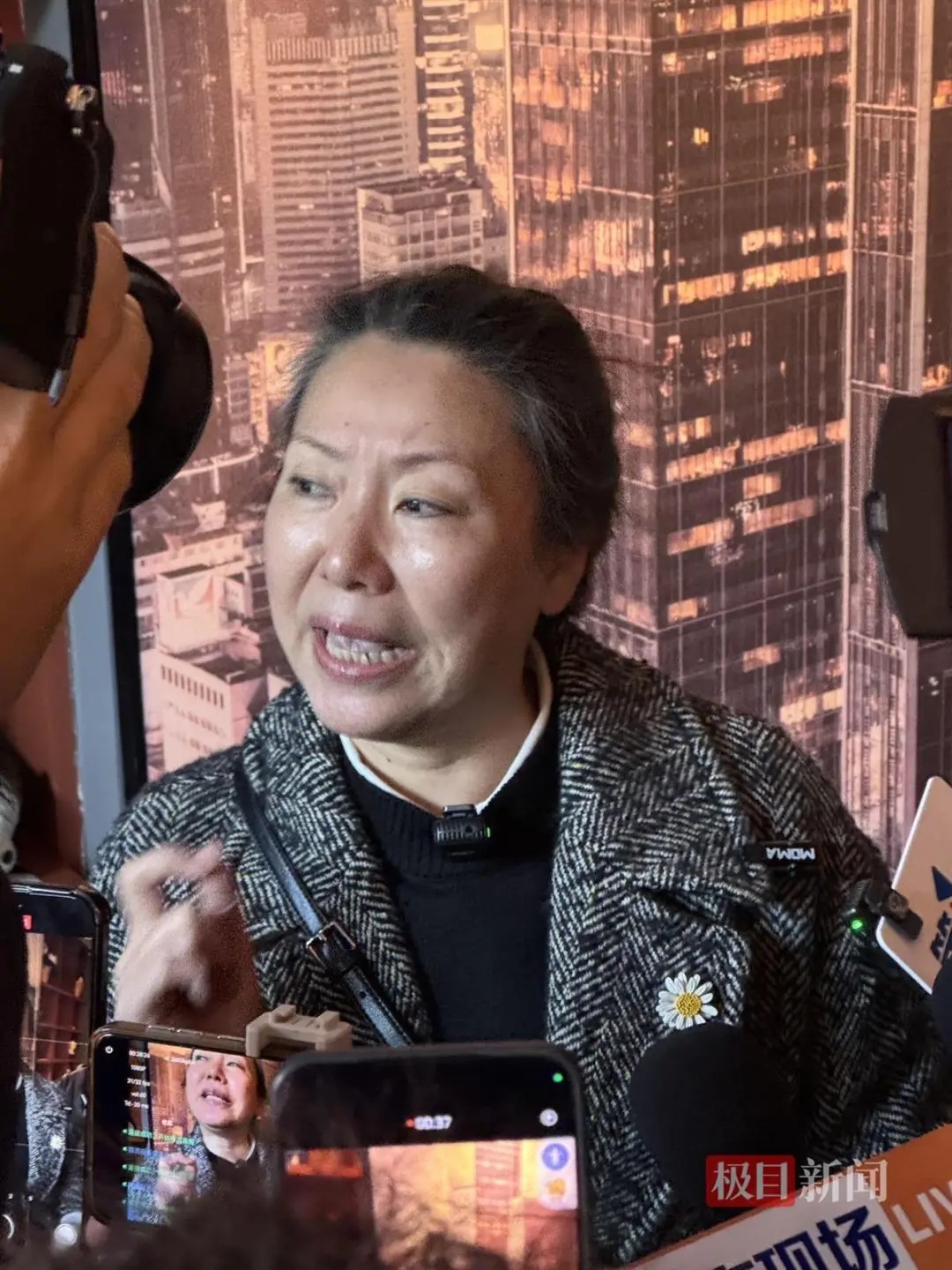 “成都27岁女子家门口被害案”今日开庭，被害人母亲胸口戴白花出庭作证