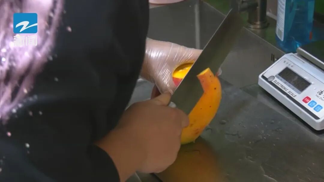 创新甜品爆火出圈！有商家尝试后一发不可收！医生提醒市民：慢慢炫