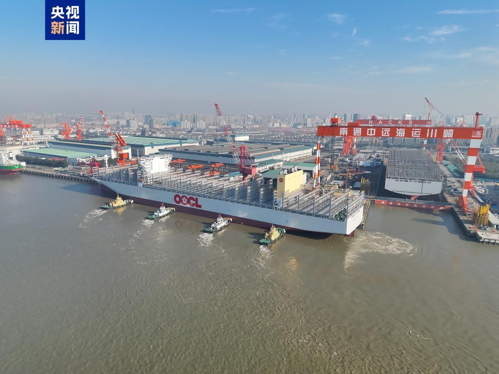 “巨无霸”出江!超大型集装箱船在江苏南通试航 “巨无霸”出江!超大型集装箱船在江苏南通试航