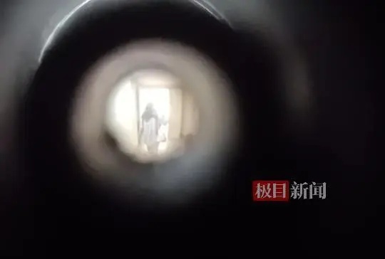 “成都27岁女子家门口被害案”今日开庭，被害人母亲胸口戴白花出庭作证