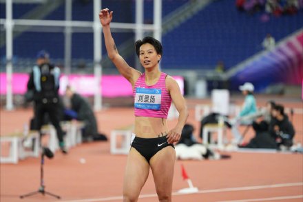 黑马刘景扬夺冠后与妈妈拥抱