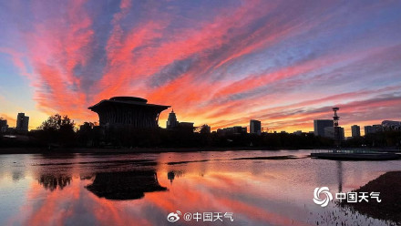 惊艳朝霞上线！北京清晨橘粉霞光治愈上班路