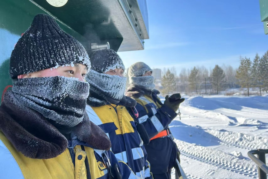 在中国最北火车站，驶出一辆辆装满煤炭的列车