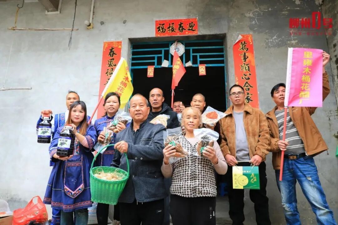 广西仔冲进“荒野求生”决赛，家人带上一车土特产去探望……