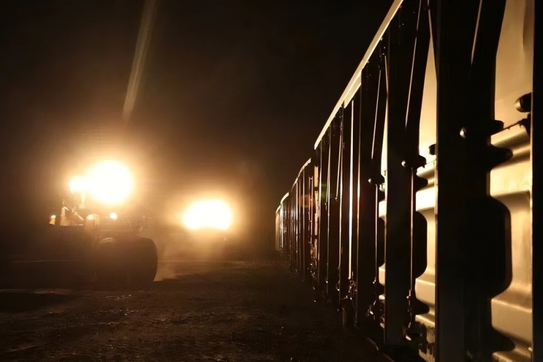 在中国最北火车站，驶出一辆辆装满煤炭的列车