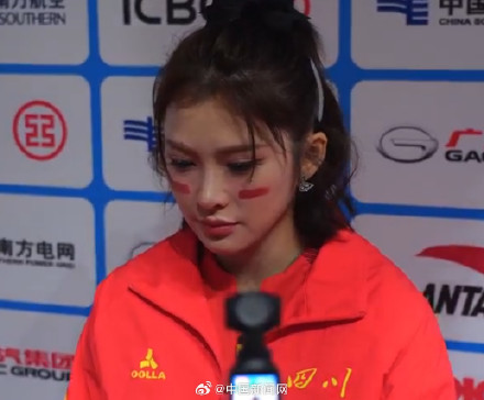 吴艳妮泪撒颁奖台 吴艳妮泪撒颁奖台