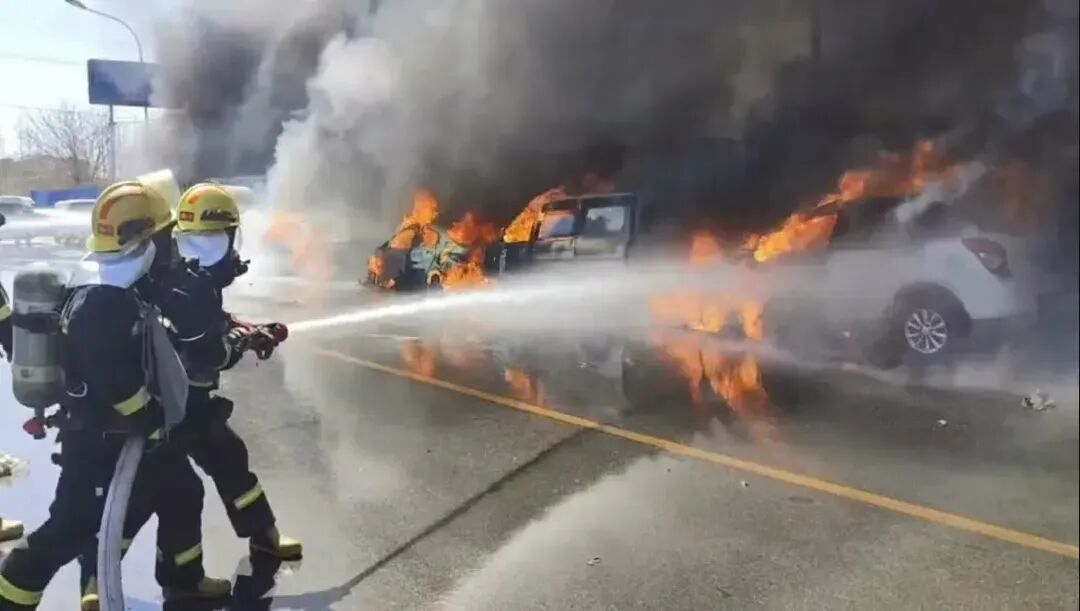 男子上坟烧纸引燃爱车，损失近19万！警惕，此前已发生多起