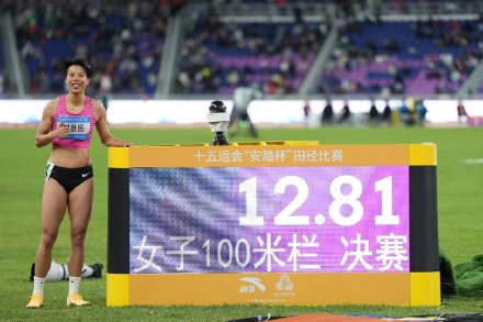 黑马刘景扬夺冠后与妈妈拥抱