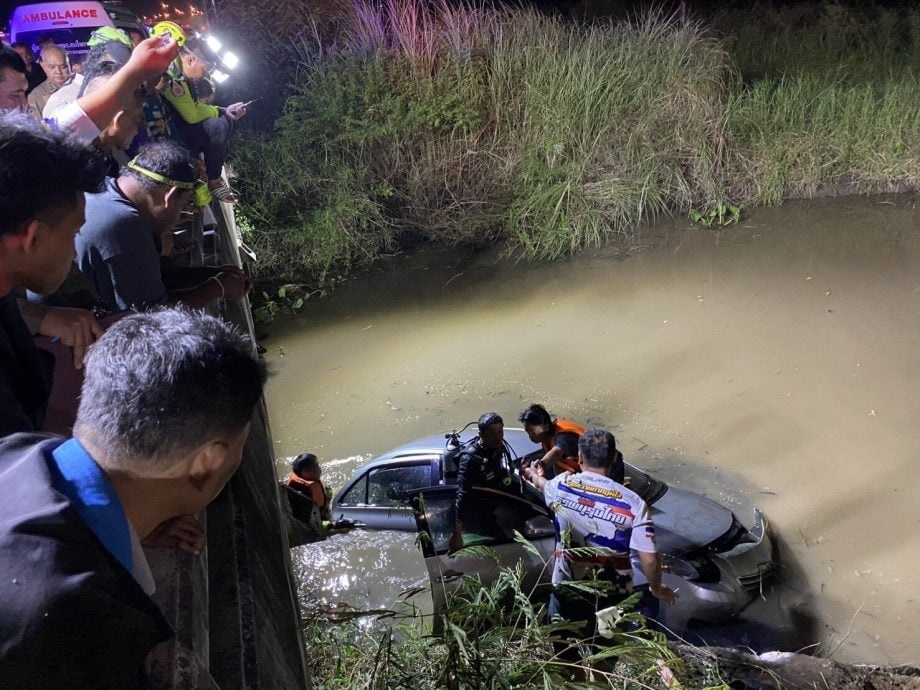 泰国一对兄弟钓鱼时发现水里有车，救援人员打捞出一对男女遗体