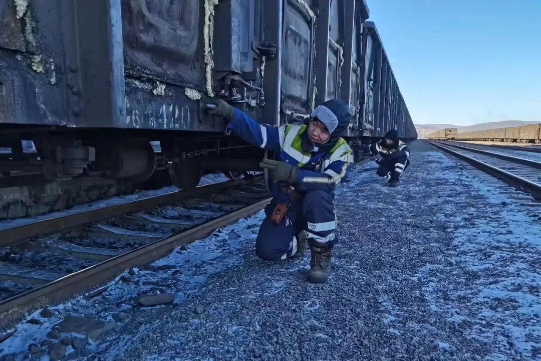 在中国最北火车站，驶出一辆辆装满煤炭的列车