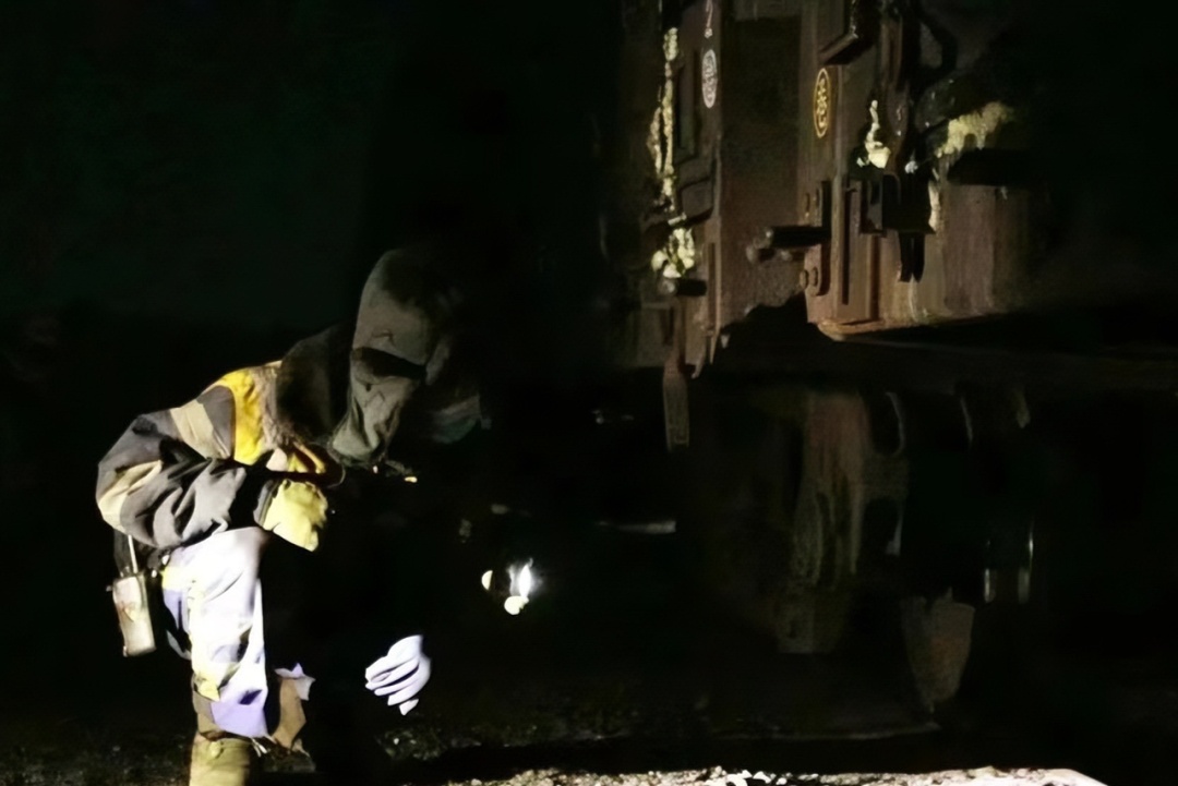 在中国最北火车站，驶出一辆辆装满煤炭的列车