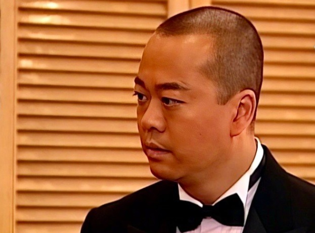 TVB知名演员欧阳震华自曝：脸上曾遭“蛇缠腰”，差点失明！